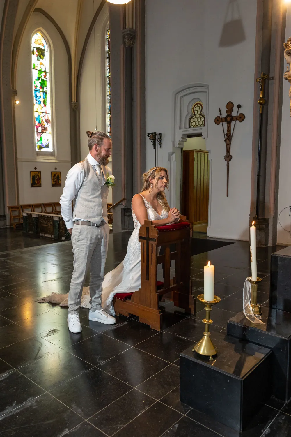 Bruidspaar tijdens de kerkdienst