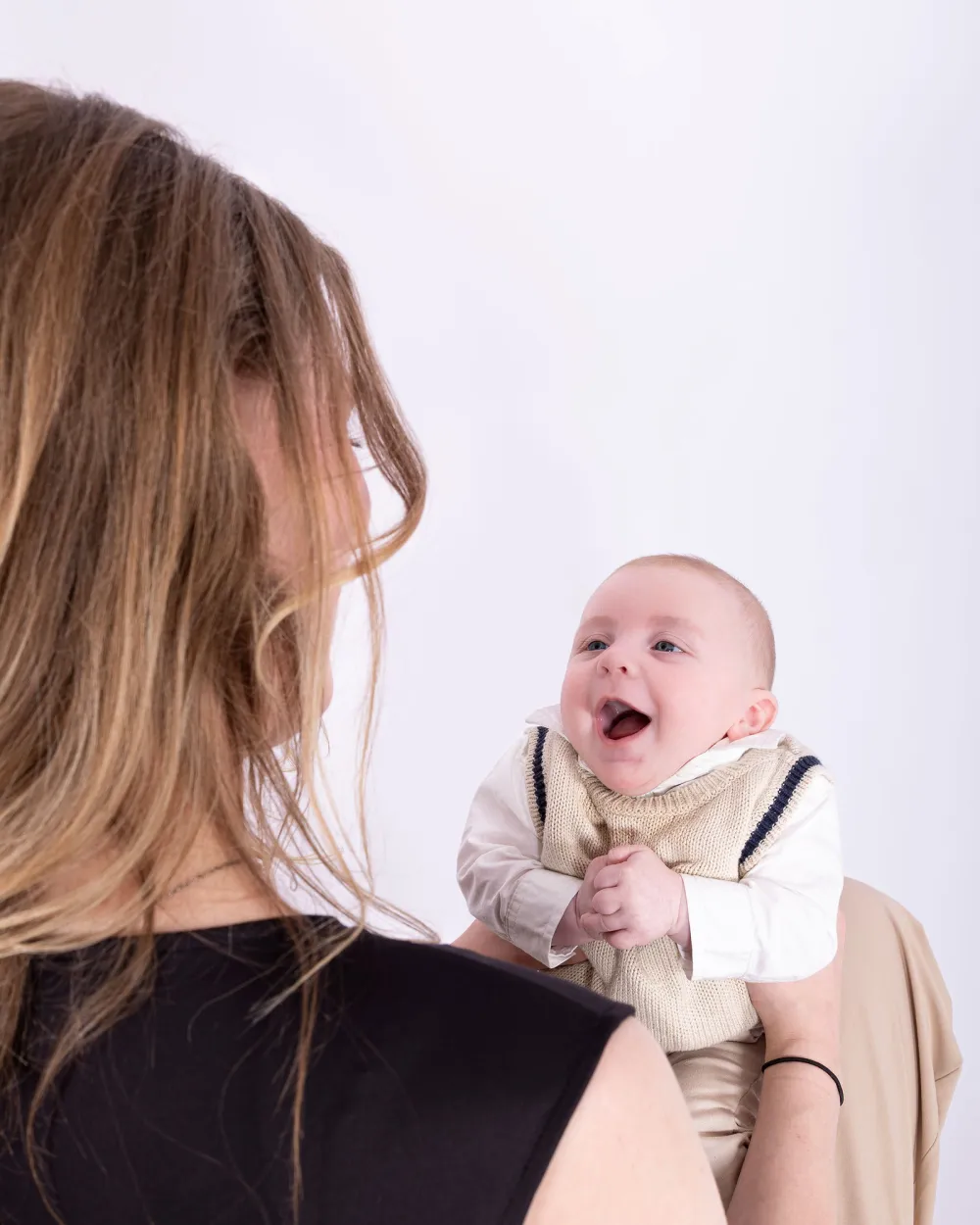 Moeder met haar lachende baby in de studio
